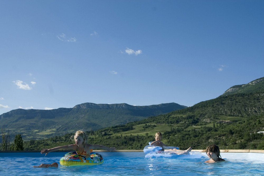 Piscine avec vue sur les montagnes de l’Eyriau (R-Etienne)