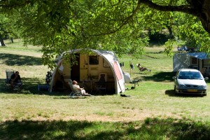 Emplacement sous arbre - camping drome provencale - la Ferme de Clareau